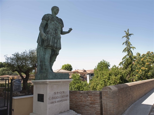 &#8220;Alea iacta est&#33;&#8221;&#58; GIULIO CESARE SUL FIUME RUBICONE E I MONUMENTI DELLA GLORIA DI ROMA, TRA IL BELLISSIMO PAESAGGIO ED I SAPORI DI ROMAGNA&#8230;